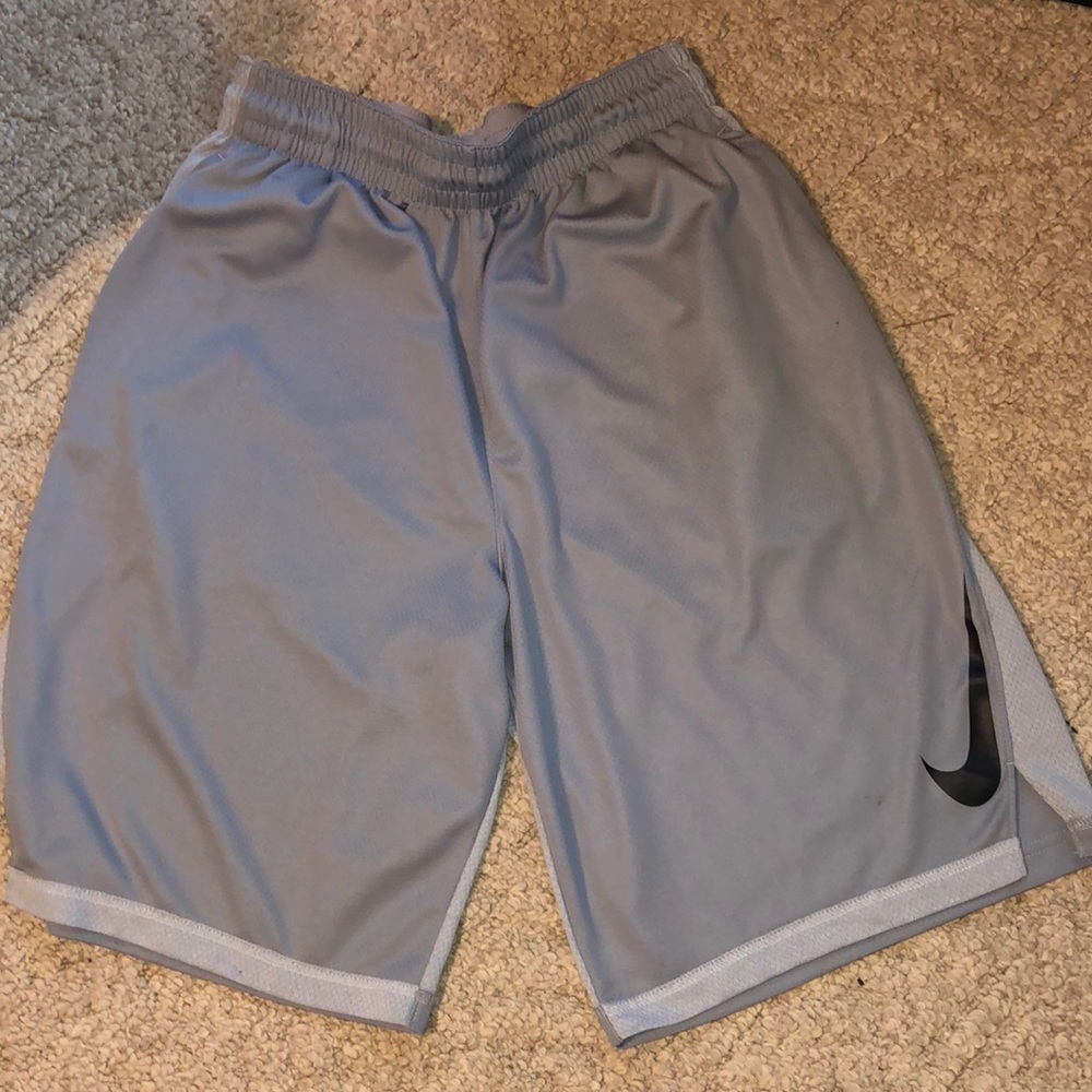 Men’s Nike dry fit shorts size medium a